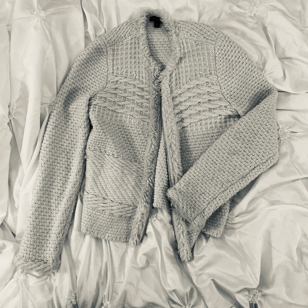 Snow White knitted sweater with a zipper front
